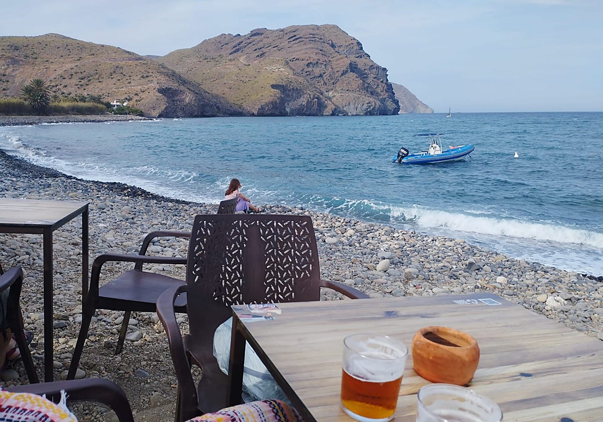 En la playa almeriense de Las Negras es posible disfrutar de una cerveza o un aperitivo casi en la misma orilla del mar