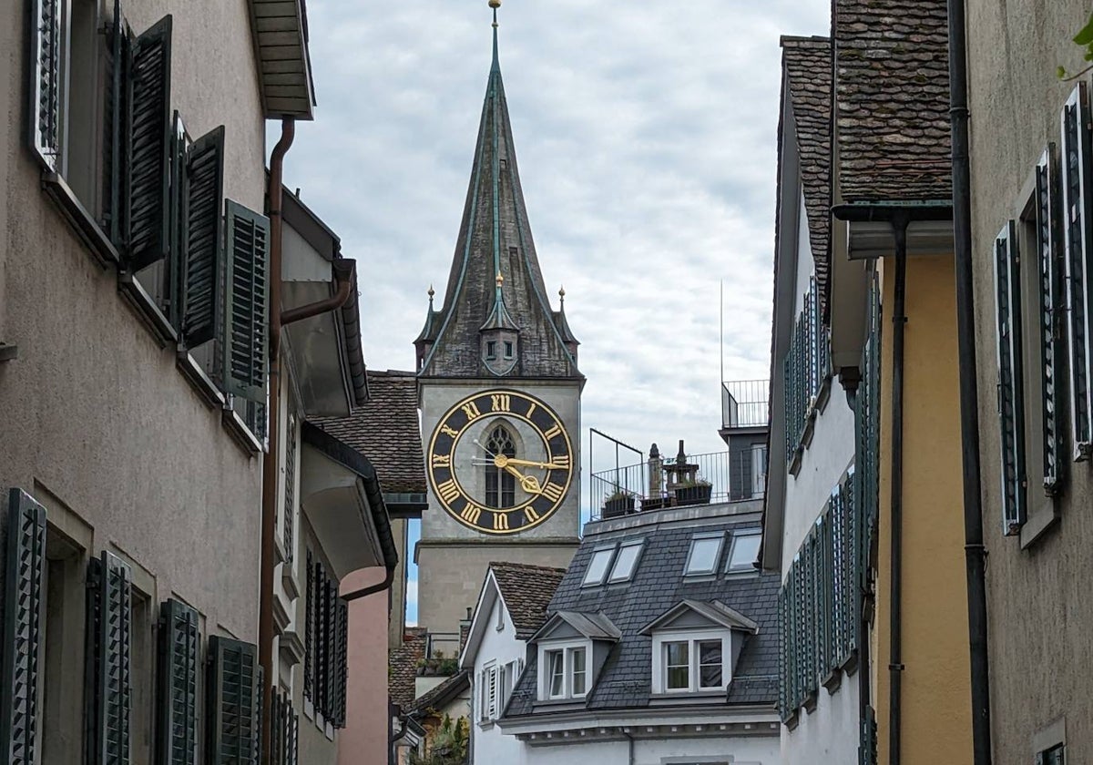 La torre y el reloj de la iglesia de San Pedro, en Zúrich