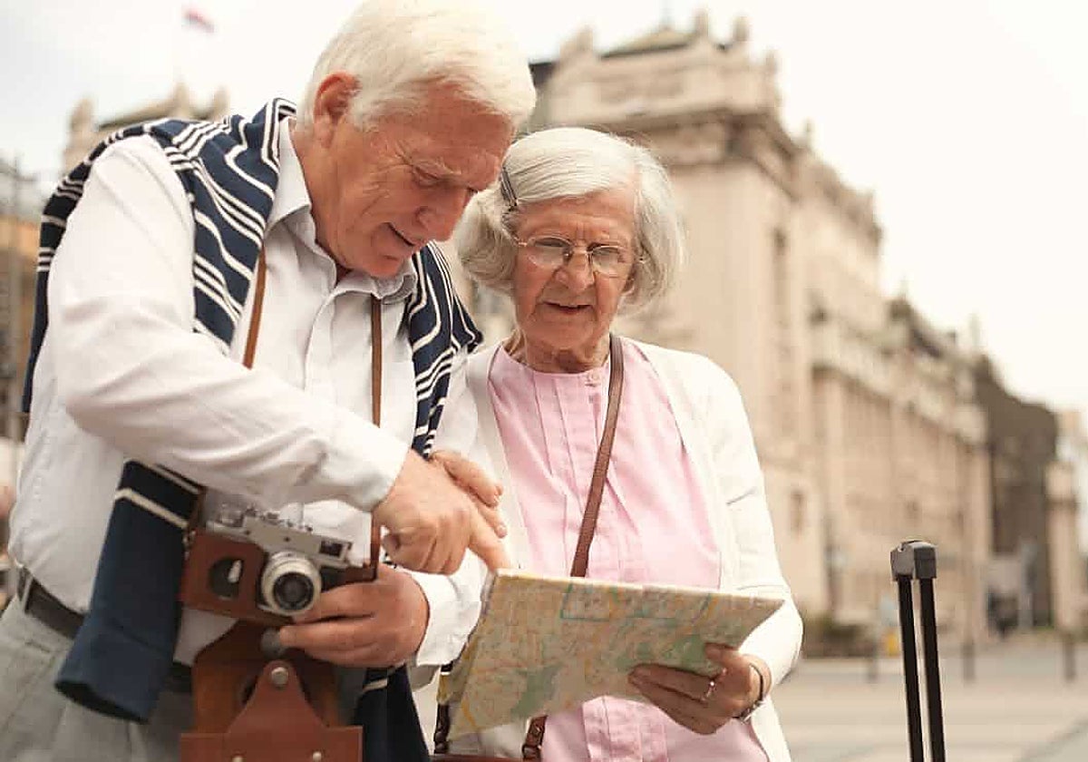 Imagen de archivo de dos personas mayores haciendo turismo