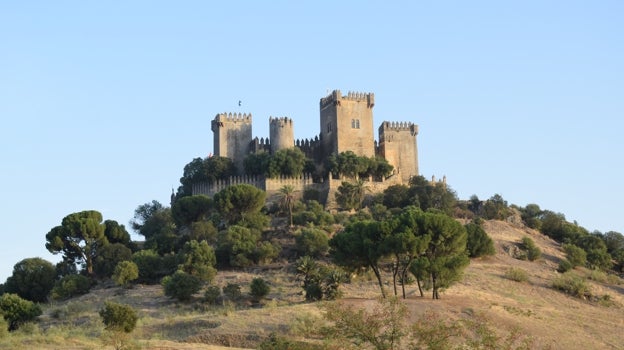 Vista del castillo de Almodóvar del Río.