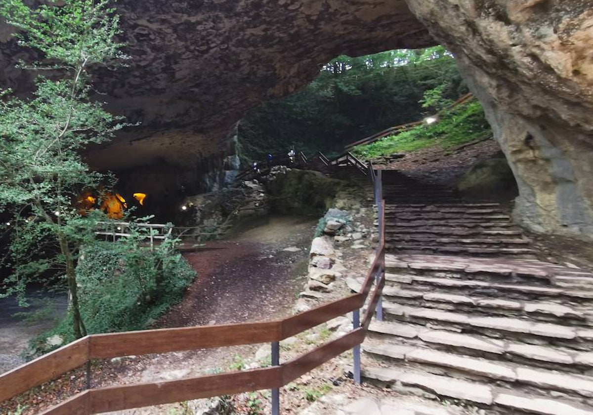 Entrada a las cuevas de Zugarrumurdi