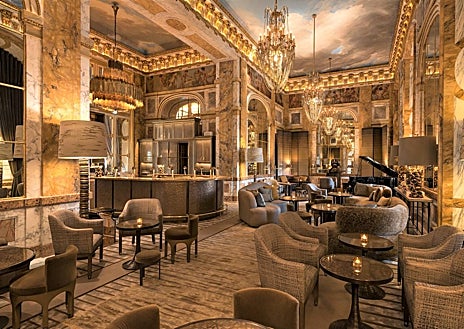 Imagen secundaria 1 - Vistas desde la suite Le Poete, el bar del hotel y uno de los años, pues la decoración abunda en mármoles y espejos.