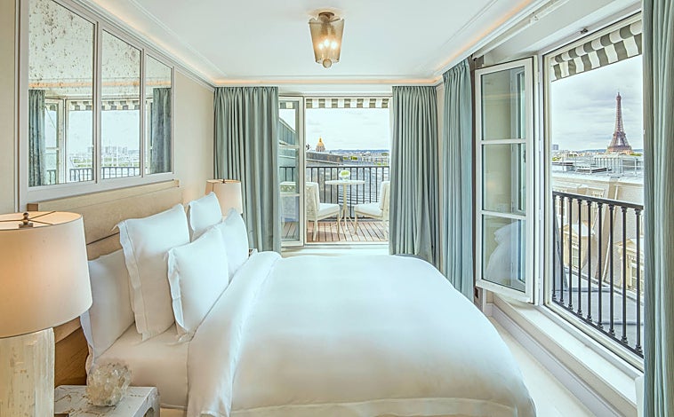 Imagen principal - Vistas desde la suite Le Poete, el bar del hotel y uno de los años, pues la decoración abunda en mármoles y espejos.