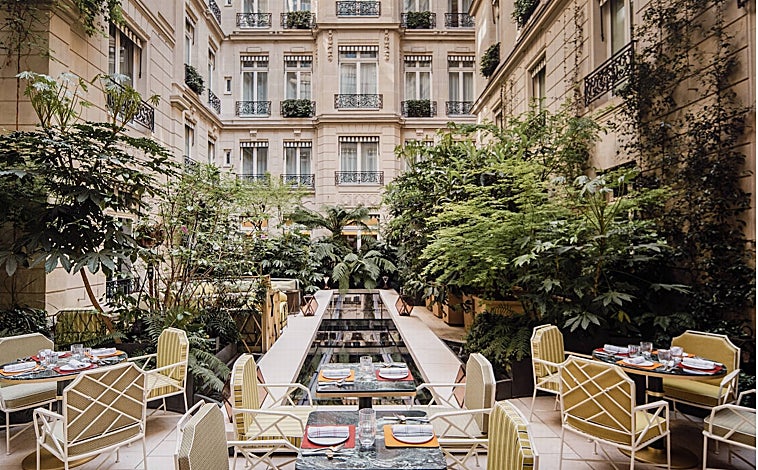 Imagen principal - El jardín de invierno, la piscina cubierta y la pastelería del hotel Crillon, de París.