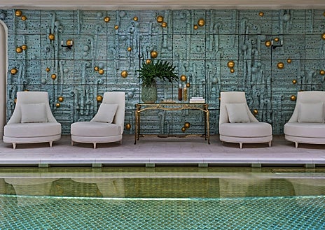 Imagen secundaria 1 - El jardín de invierno, la piscina cubierta y la pastelería del hotel Crillon, de París.