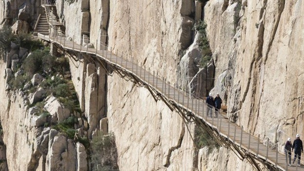 Una de las pasarelas que deben cruzarse en el Caminito del Rey