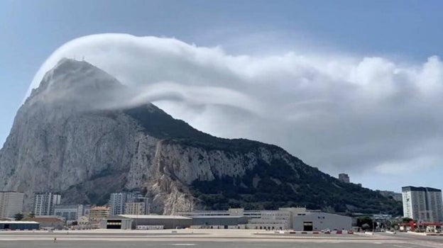 La inconfundible estampa del Peñón de Gibraltar. En todo lo alto están los monos