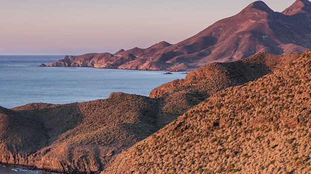 Linea de costa de acantilados en el parque natural Cabo de Gata-Níjar.