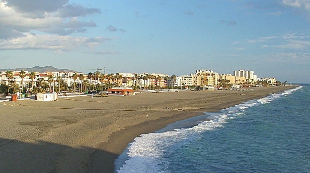 Playa de la Charca en Salobreña, Granada.