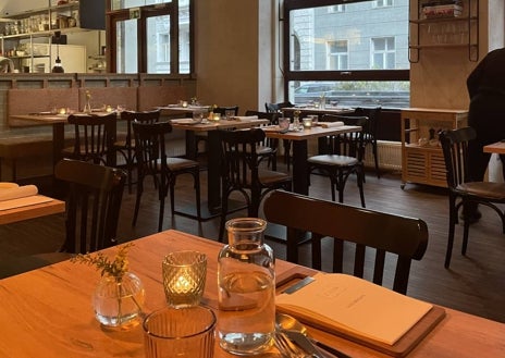Imagen secundaria 1 - Viena cuenta con establecimientos como Z'SOM, en el que los sabores internacionales y el producto austríaco se dan la mano. El resultado es una experiencia culinaria innovadora maridada con vinos de todo el mundo. 