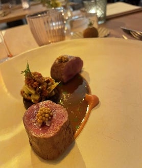 Imagen secundaria 2 - Viena cuenta con establecimientos como Z'SOM, en el que los sabores internacionales y el producto austríaco se dan la mano. El resultado es una experiencia culinaria innovadora maridada con vinos de todo el mundo. 