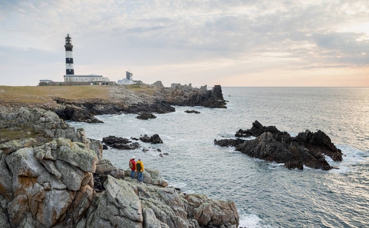 Imagen principal - En la foto superior, el faro de Créac'h, en la isla de Ouessant, considerado el más potente de Europa. Debajo, a la izquierda, a la entrada de la grada de Brest, y junto a una antigua fortaleza al final de un espigón, encontramos el inexpugnable Le Petit-Minou; a la derecha, el interior del faro de la isla Virgen, revestido de opalina azul