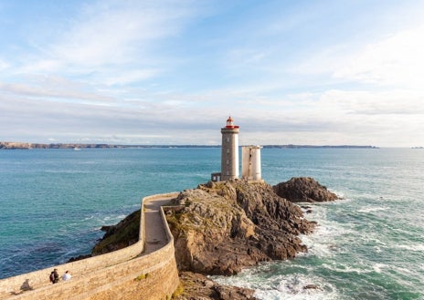 Imagen secundaria 1 - En la foto superior, el faro de Créac'h, en la isla de Ouessant, considerado el más potente de Europa. Debajo, a la izquierda, a la entrada de la grada de Brest, y junto a una antigua fortaleza al final de un espigón, encontramos el inexpugnable Le Petit-Minou; a la derecha, el interior del faro de la isla Virgen, revestido de opalina azul