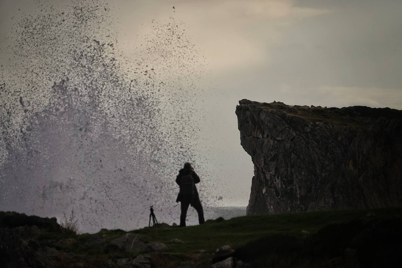 Los bufones son fenómenos naturales originados por el efecto de la erosión del mar y la lluvia en la roca caliza, dando lugar a grietas y chimeneas que conectan el mar con la tierra