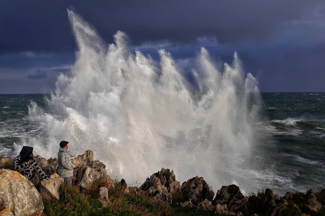 El oleaje que rompe en los acantilados genera los bufones - sifones de agua que entran por los poros de la roca caliza y alcanzan una altura considerable