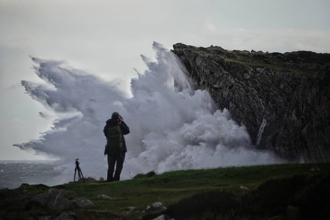 La playa de Guadamía oficia de punto de partida para acceder al campo de bufones de Pría, el más extenso de Asturias.