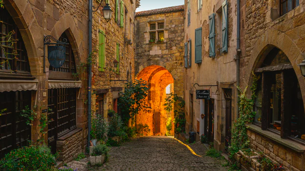 Imagen de las calles de la villa medieval de Cordes-sur-Ciel