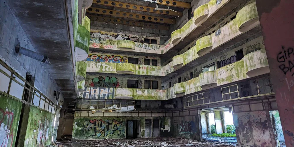 El hotel abandonado que tiene una de las vistas más espectaculares del mundo