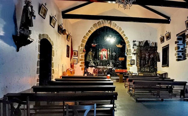 Interior del santuario de San Andrés de Teixeido, visitado por unas 70.000 personas al año