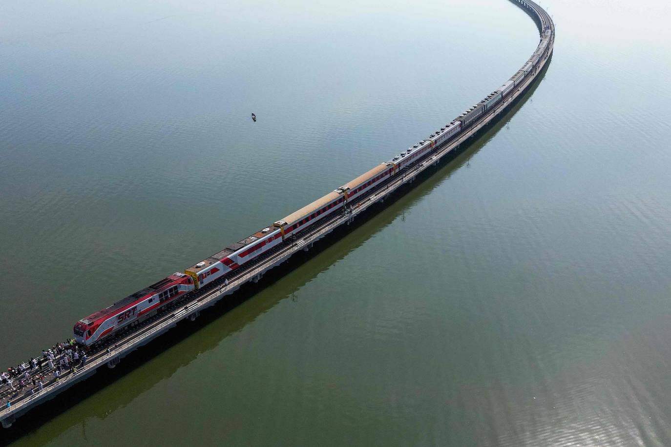 El 'Rot Fai Loi Nam sale de Bangkok y llega a la presa de Pasak Jolasid, donde el agua sube como se aprecia en la foto en temporada de lluvias.