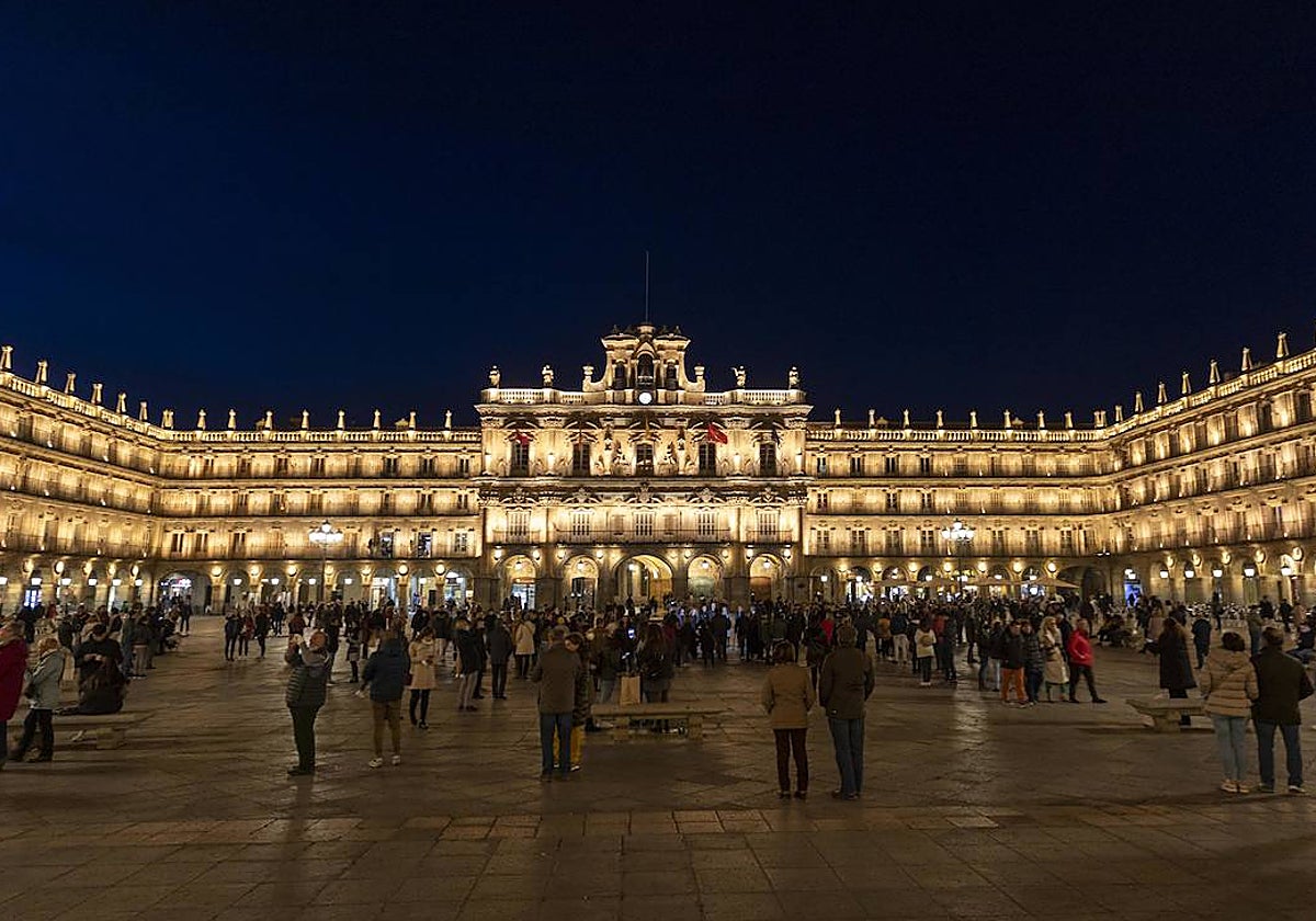 Imagen de la espectacular Plaza Mayor de Salamanca iluminada