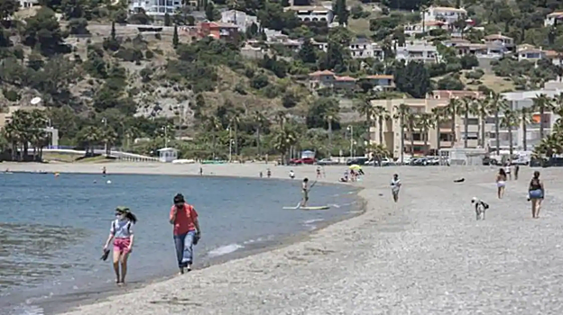 El buen clima permite que en las playas de Almuñécar se pueda pasear todo el año
