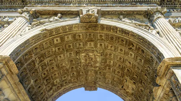 Detalles de relieves del Arco de Trajano de Benevento, Italia