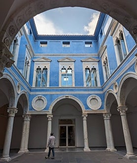 Imagen secundaria 2 - Sobre este patio del siglo XVI, reconstruido con el mármol original, se ha dicho que el cuerpo de arquerías y columnas de la parte baja con capiteles corintios carecía de precedentes en la arquitectura española de la época. En las fotos se muestra el patio como punto de paso entre los dos edificios (Portaceli y Castiel) del museo.