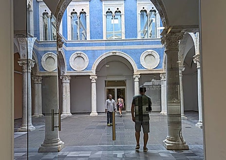 Imagen secundaria 1 - Sobre este patio del siglo XVI, reconstruido con el mármol original, se ha dicho que el cuerpo de arquerías y columnas de la parte baja con capiteles corintios carecía de precedentes en la arquitectura española de la época. En las fotos se muestra el patio como punto de paso entre los dos edificios (Portaceli y Castiel) del museo.