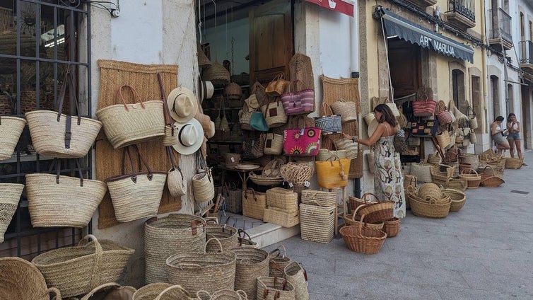 Un pueblo donde los que saben compran artesanía de esparto y mimbre (y los músicos, guitarras)