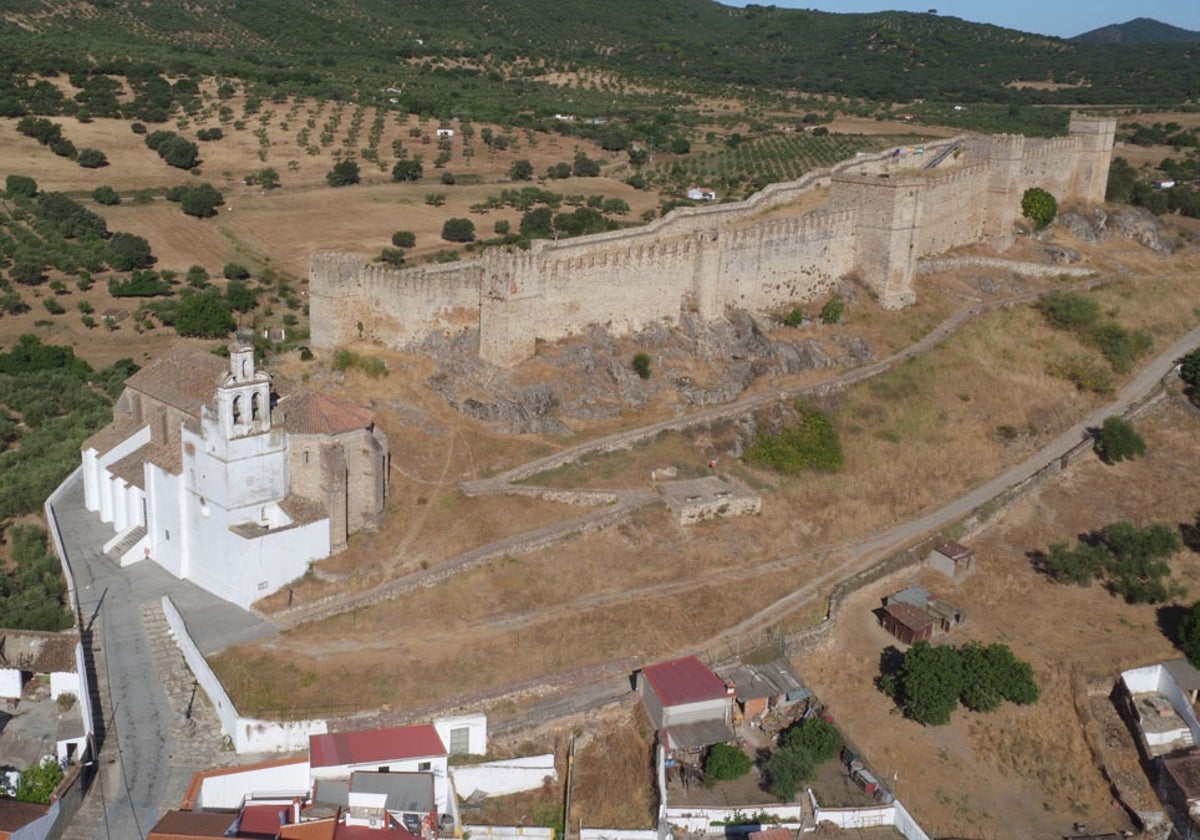 El Castillo es sin lugar a dudas la seña de identidad más reconocible de la localidad de Santa Olalla del Cala