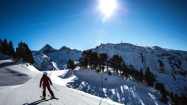 Esquiador en las pistas de la estación de Baqueira Beret