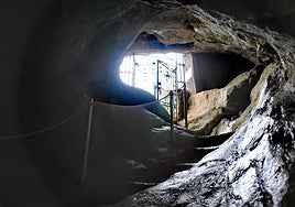 Entrada a la Cueva de las Güixas, en Villanúa