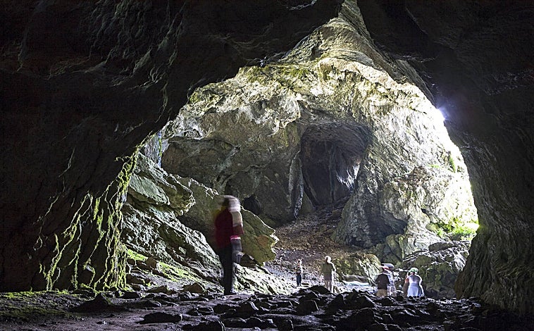 Imagen principal - Arriba, la cavidad inicial de la Cueva del Cobre por la que aflora el río Pisuerga. Sobre estas líneas, a la izquierda, el Pico Espigüete (2450 m) reflejado sobre el embalse de Camporredondo. A la derecha, el claustro del monasterio de Santa María la Real, en Aguilar de Campoo