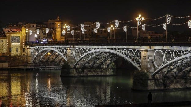 El puente de Triana, una de las zonas más visitadas de Sevilla, se ilumina de Navidad por primera vez este año