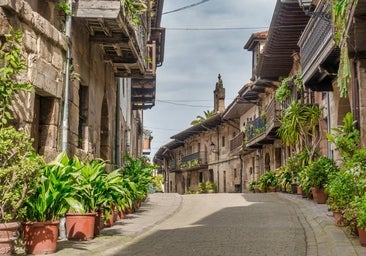 El pueblo medieval del que todo el mundo habla por su enorme árbol de Navidad
