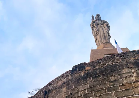 Imagen secundaria 1 - El cementerio inglés, la estatua del Sagrado Corazón y guía de la ruta leyendas y misterios en el Monte Urgull