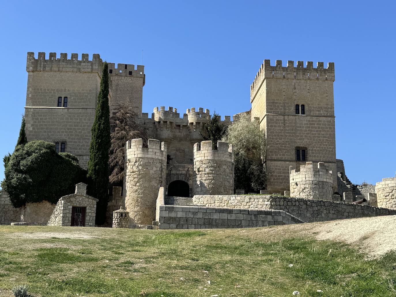 Ampudia, Palencia. Sus calles y plazas porticadas evocan al visitante a los tiempos del medievo en los que la localidad ostentaba el merecido protagonismo de toda esta comarca de Tierra de Campos. Conjunto Histórico-Artístico hay constancia de restos arqueológicos que nos indican que la zona fue habitada ya en la Edad del Bronce. Su larga historia, con etapas de gran prosperidad, ha legado un extenso y valioso patrimonio. Las dos calles principales, Corredera y Ontiveros, son porticadas, con columnas de piedra formando una estructura de soportales que se mantienen en pie desde el siglo XVII (conservando algunos buenos ejemplos del siglo XIII). El castillo es una fortaleza señorial del siglo XV.