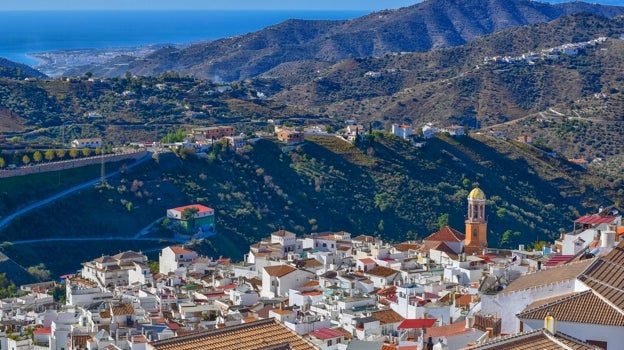 La localidad malagueña de Cómpeta está considerada como una de las cornisas más destacadas desde la que se divisa la Costa del Sol