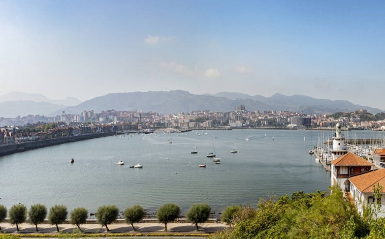 Imagen principal - Las vistas desde el hotel Palacio Arriluce, que tiene campo de croquet y conserva la biblioteca de madera y las vidrieras de lo que fue su capilla privada.