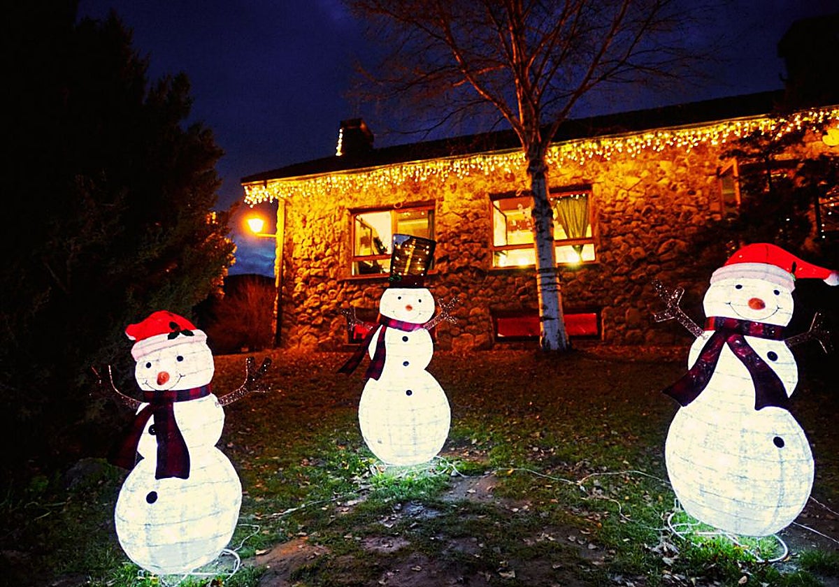 Dentro de esa casa, adornada con los típicos muñecos de nieve, está el mismísimo Papá Noel