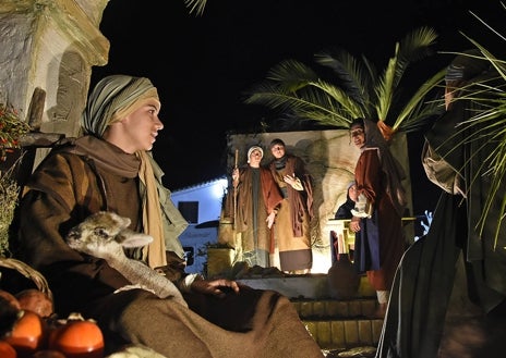 Imagen secundaria 1 - Carrozas de la Cabalgata y monumento a los Reyes Magos en Higuera de la Sierra