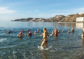 Recibe el año nuevo con un baño en el mar en la playa de San Cristóbal de Almuñécar