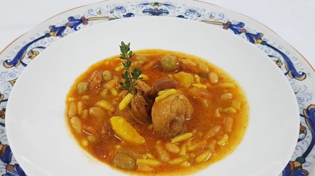 Plato de gurullos con conejo y habitas de Terraza Carmona en Vera.