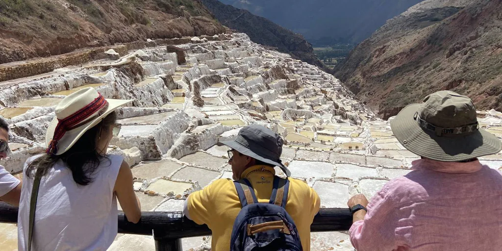 Las espectaculares salinas activas desde la época inca que están a 3.300 m de altura