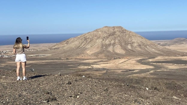 Tindaya, una de las dos montañas mágicas de la isla