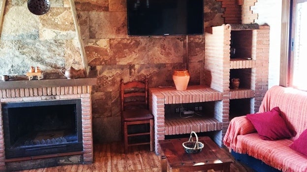 Detalle del salón de una de las casas rural de La Jirola en Abrucena.