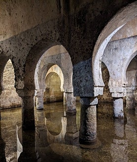 Imagen secundaria 2 - El aljibe de Cáceres es unos de los más grandes y mejor conservados de Europa. Se cree que se construyó en el siglo XII. Está en el Palacio de las Veletas, sede en la actualidad del Museo de Cáceres, y la entrada es gratuita.