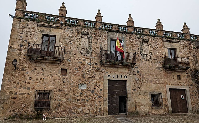 Imagen principal - El aljibe de Cáceres es unos de los más grandes y mejor conservados de Europa. Se cree que se construyó en el siglo XII. Está en el Palacio de las Veletas, sede en la actualidad del Museo de Cáceres, y la entrada es gratuita.