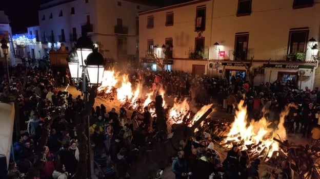 Cientos de vecinos alrededor del 'chisco' de Fondón.